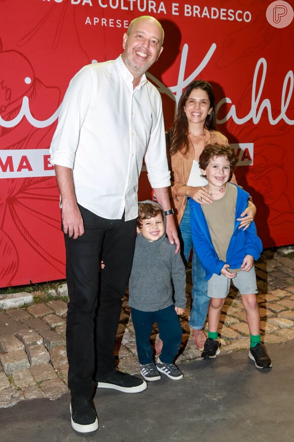 Alex Escobar posou com a mulher, Thamine Leta, e os dois filhos do casal, Francisco (de 7 anos) e José (de 3 anos)