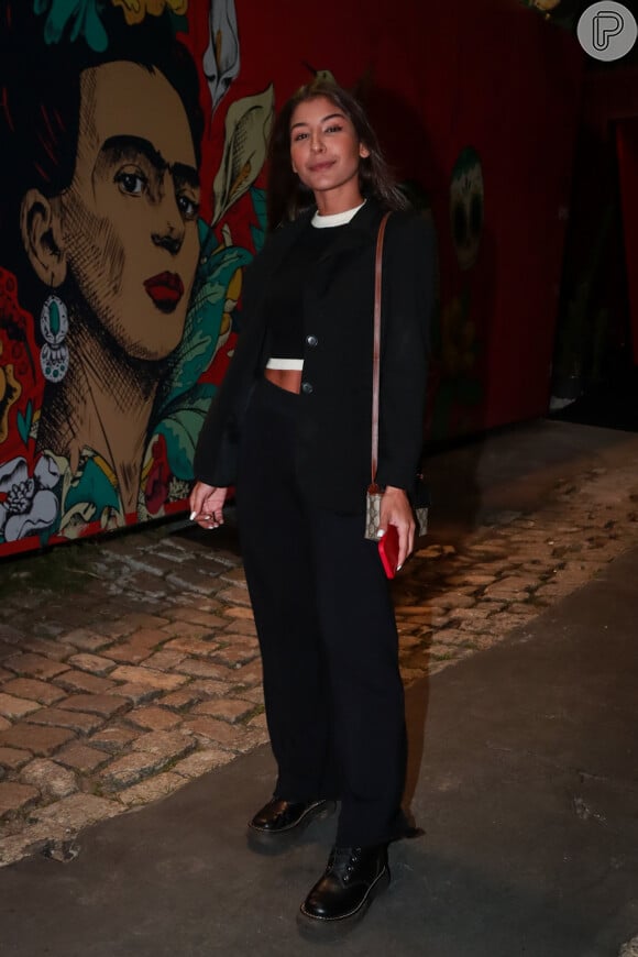 Juliana Xavier apostou em look quase all black para a abertura da exposição sobre Frida Kahlo no Forte de Copacabana em 29 de junho de 2023