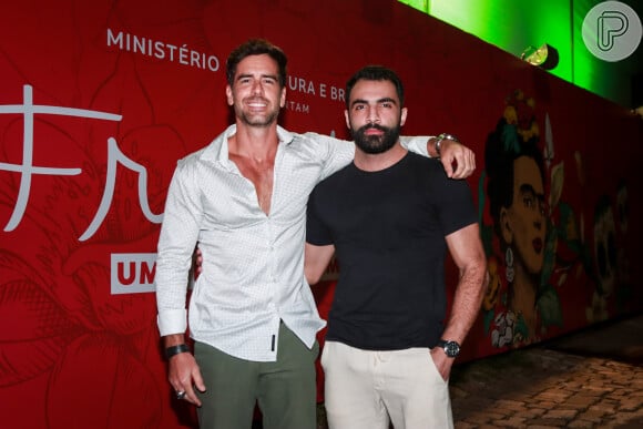 Marcos Pitombo e o namorado, o diretor Iasser Kaddourah, prestigiaram abertura da exposição sobre Frida Kahlo no Forte de Copacabana em 29 de junho de 2023