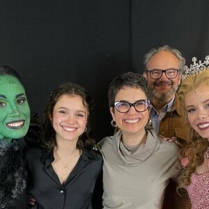 Filha de Sandra Annenberg e Ernesto Paglia levou os pais para assitir a peça de teatro Wicked em São Paulo.