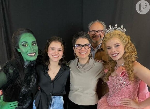 Filha de Sandra Annenberg e Ernesto Paglia levou os pais para assitir a peça de teatro Wicked em São Paulo.