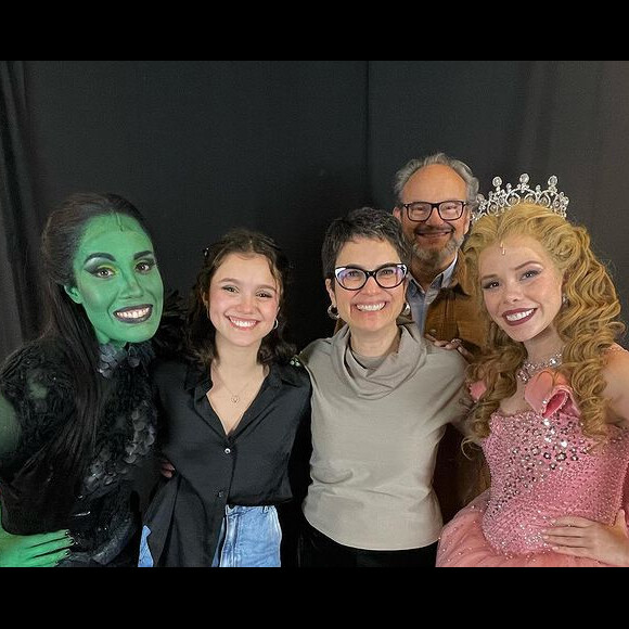 Filha de Sandra Annenberg e Ernesto Paglia levou os pais para assitir a peça de teatro Wicked em São Paulo.