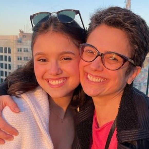 Filha de Sandra Annenberg aproveita férias para matar a saudade da mãe e do pai enquanto não volta para os Estados Unidos.