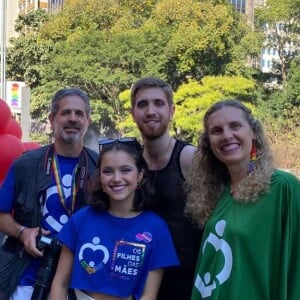 Registro de Elisa Annenberg na parada LGBTQIAP+ de São Paulo, considerada a maior do mundo por anos.