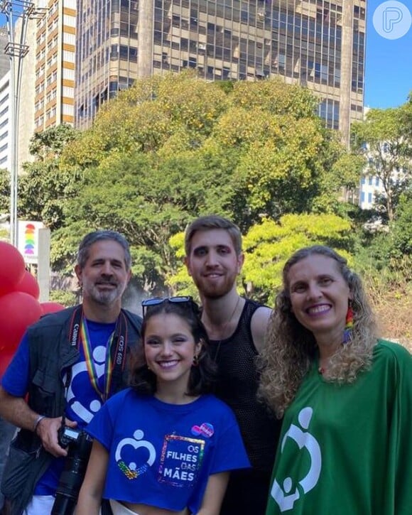 Registro de Elisa Annenberg na parada LGBTQIAP+ de São Paulo, considerada a maior do mundo por anos.