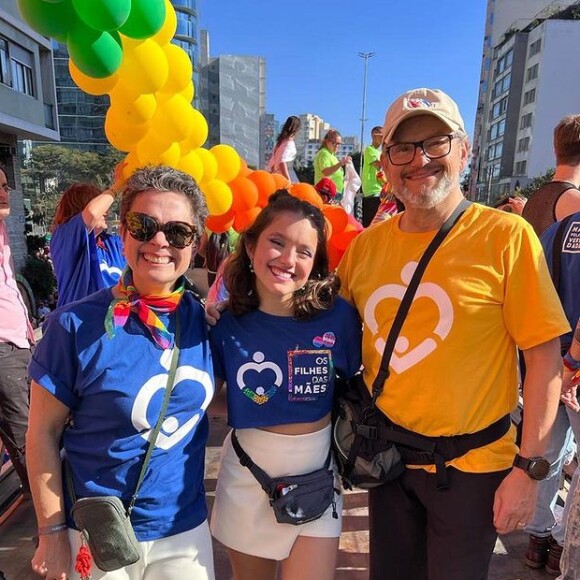Ernesto Paglia e Sandra Annenberg foram com Elisa até a parada LGBTQIAP+ de São Paulo.