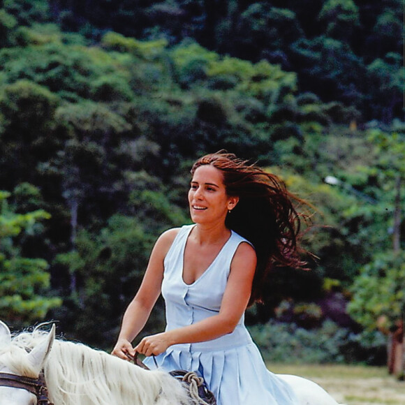 Gloria Pires precisou aprender a andar de cavalo e a nadar para atuar na novela 'Mulheres de Areia'