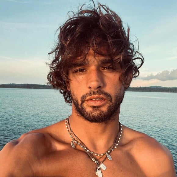 Grazi Massafera esteria namorando o modelo internacional Marlon Teixeira.