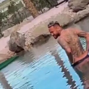 Após embargo, Neymar foi visto nadando em lago