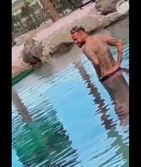 Após embargo, Neymar foi visto nadando em lago