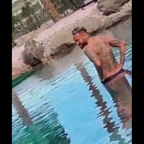 Após embargo, Neymar foi visto nadando em lago