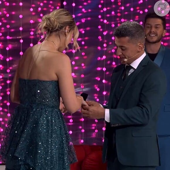 Italo pediu a mão de Karen em casamento durante reencontro de 'Casamento às Cegas'