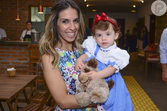 Maria Eduarda, filha de Henri Castelli, comemora aniversário de um ano em São Paulo. A mãe, Juliana Despírito, posa toda sorridente ao lado da pequena