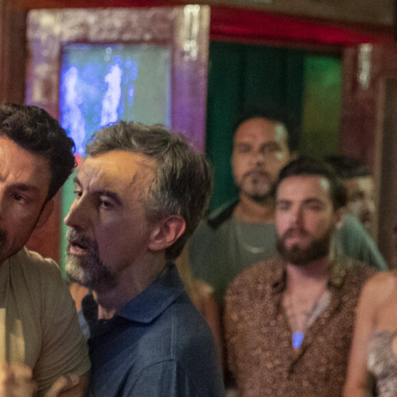 Na trama de 'Terra e Paixão', Caio (Cauã Reymond) descobre que foi enganado por seu irmão Daniel (Johnny Massaro).
