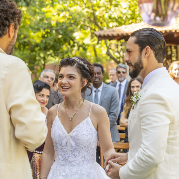 O casamento de Petra (Debora Ozório) e Luigi (Rainer Cadete) foi um ponto alto para começar a mudança de 'Terra e Paixão'.