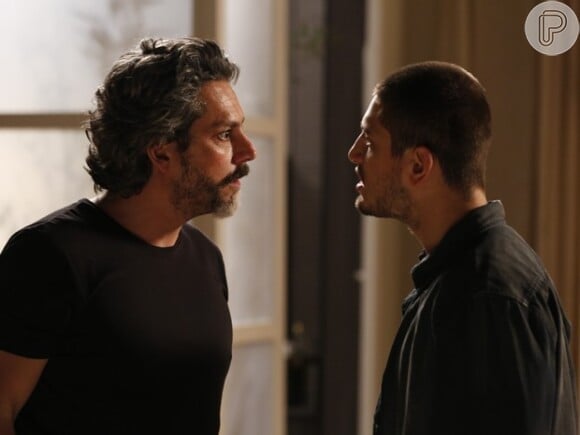 João Lucas (Daniel Rocha) surpreende o pai, José Alfredo (Alexandre Nero), que simulou a própria morte, na novela 'Império'