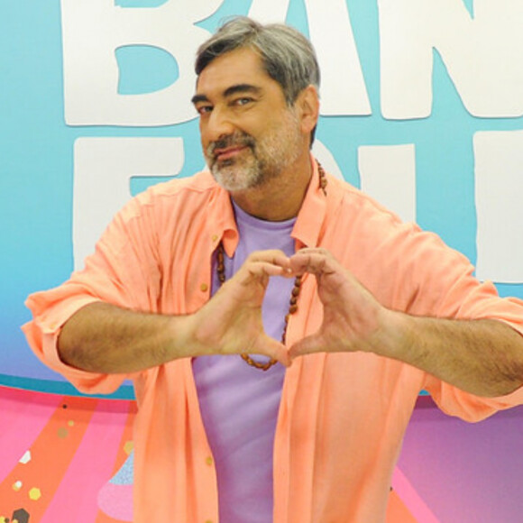 Zeca Camargo deu 'selinho' em Glenda Kozlowski para confirmar que irão dividir novo programa na Band