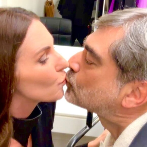 Zeca Camargo deu 'selinho' em Glenda Kozlowski: 'Onde tem selinho tem amor'