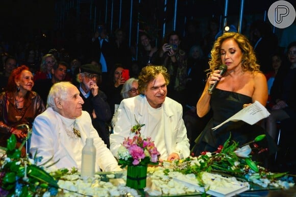Daniela Mercury esteve na cerimônia de Zé Celso e Marcelo Drummond, além de ter ido cantar no enterro do grande ator e diretor.