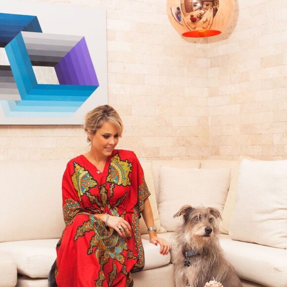 A mulher é Camila Klein, que após a publicação passou a ser apontada como affair do ator