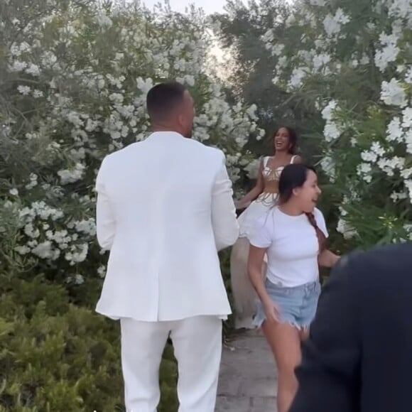 Simone Susinna corre para pegar buquê jogado por Anitta em evento e isso pode indicar casamento