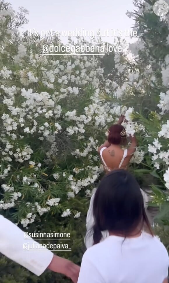 Usando um vestido branco, Anitta joga o buquê em evento da Dolce & Gabbana