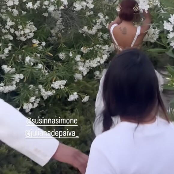 Usando um vestido branco, Anitta joga o buquê em evento da Dolce & Gabbana