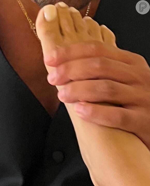 Simone Susinna posta vídeo beijando os pés de Anitta