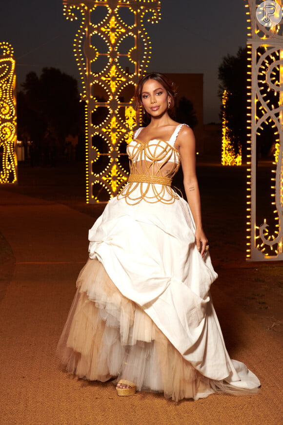 Anitta usa vestido feito especialmente para ela em evento da Dolce & Gabbana na Itália