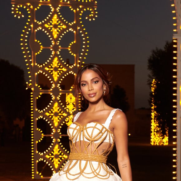 Anitta usa vestido feito especialmente para ela em evento da Dolce & Gabbana na Itália