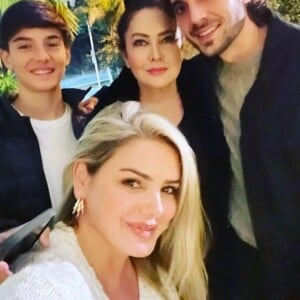 Mari Alexandre surgiu em foto com o filho Záion, o ex-enteado Fiuk e Cristina Kartalian que também é ex de Fabio Jr.