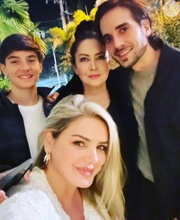 Mari Alexandre surgiu em foto com o filho Záion, o ex-enteado Fiuk e Cristina Kartalian que também é ex de Fabio Jr.