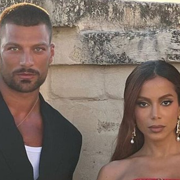 Anitta e Simone Susinna postam foto romântica nas redes sociais