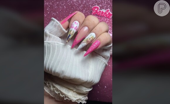 Barbie no cinema, Barbie nas unhas inspiradas nela #barbie #barbienails  #unhasdabarbie #barbie #rosa 