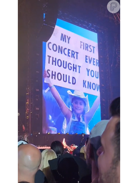 Aos 8 anos, Raelyn Robson viraliza ao aparecer em telão de estádio em show do seu ídolo