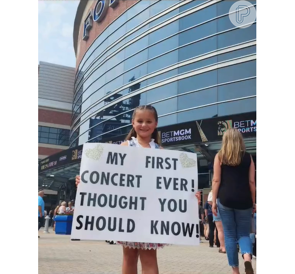 Minifã de Morgan Wallen viraliza com placa que chamou atenção do cantor