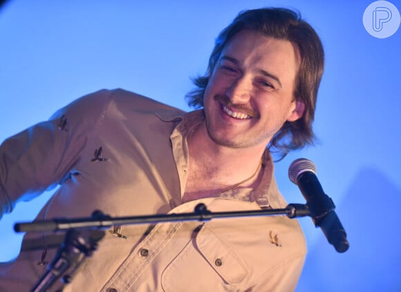 Morgan Wallen olhou diretamente para a minifã, sorriu e apontou