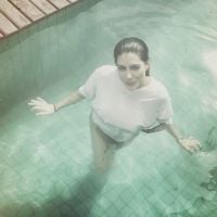 Cleo Pires posa na piscina só de blusa para Romulo Neto: 'Minha musa'