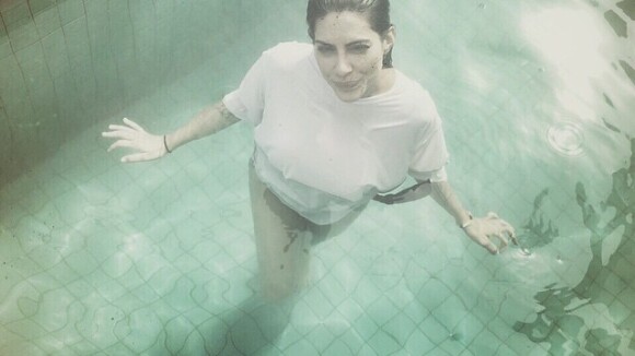 Cleo Pires posa na piscina só de blusa para Romulo Neto: 'Minha musa'