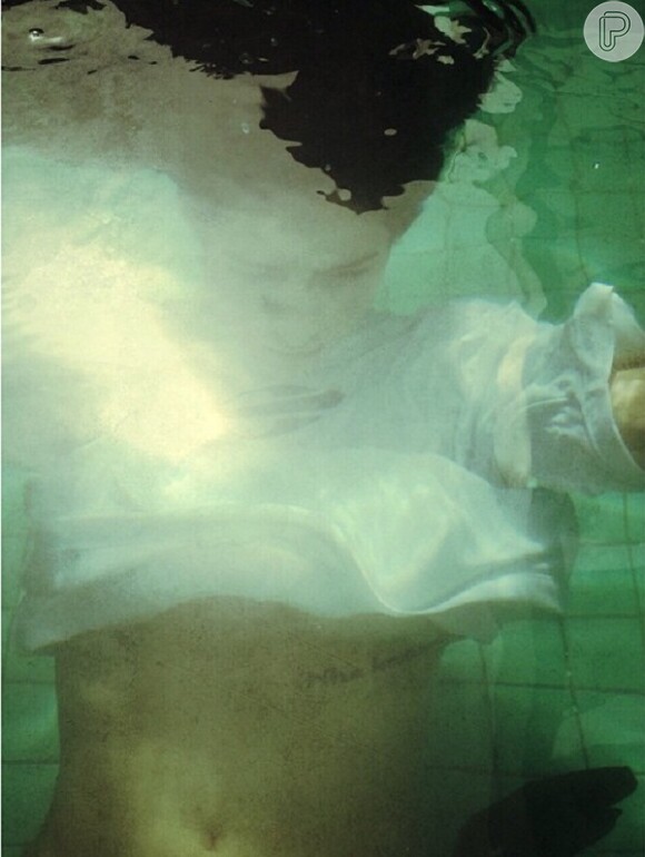 Em seu Instagram, Cleo Pires publicou cliques onde aparece só de blusa branca dentro de uma piscina