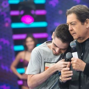 Com a saída de Faustão, seu filho passou a apresentar o programa ao lado de Anne Lottermann