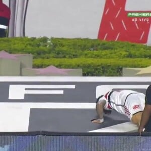Alexandre Pato beijou o escudo do São Paulo após maracar seu gol