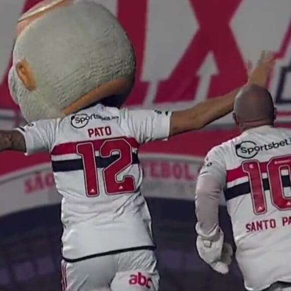 Alexandre Pato pegou a cabeça do mascote do São Paulo para comemorar