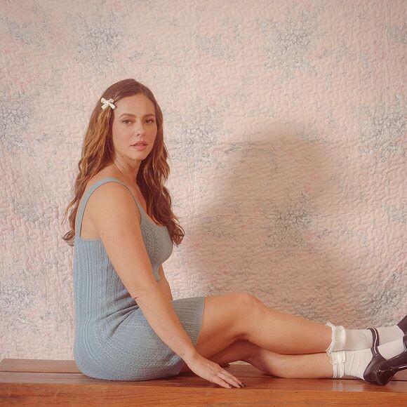 Paolla Oliveira recriou o seu look de infância para publicar um bonito 'tbt' no Instagram.