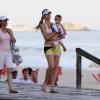 Luana Piovani e Dom são flagrados durante passeio na praia. A atriz de 'Guerra dos Sexos' revelou que pretende encomendar mais um filho em breve e que planeja ter três no total