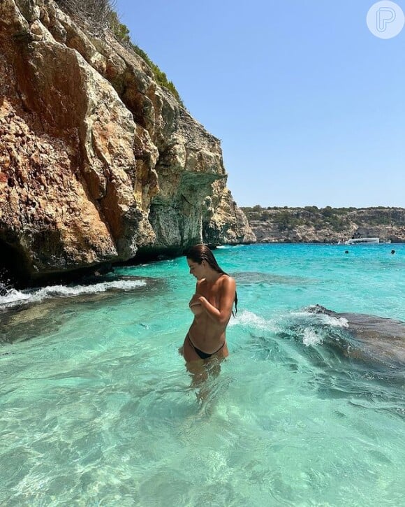 Mariana Goldfarb aproveitou para fazer um topless na viagem para aproveitar a ilha Mallorca.