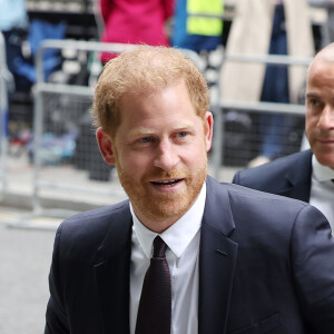 Príncipe Harry parece que está em busca de uma trégua com a Família Real. As informações são do tabloide In Touch