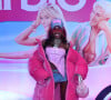 Barbiecore apareceu bem urbano no look da cantora MC Soffia para ver o filme 'Barbie'
