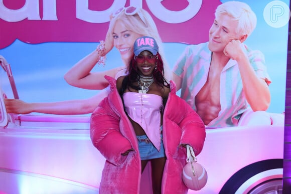 Barbiecore apareceu bem urbano no look da cantora MC Soffia para ver o filme 'Barbie'
