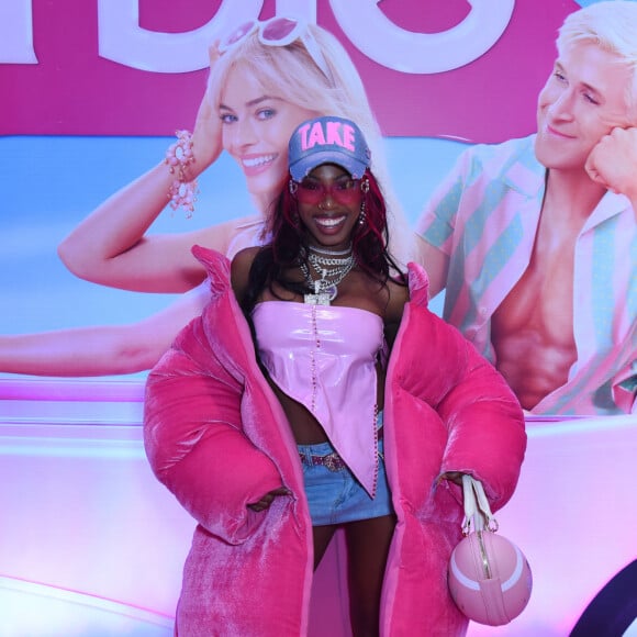 Barbiecore apareceu bem urbano no look da cantora MC Soffia para ver o filme 'Barbie'